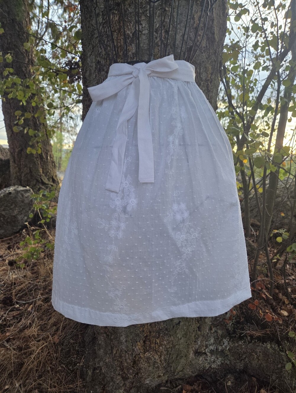 White Eyelet Embroidered APRON Tie-Waist Costume Kitchen